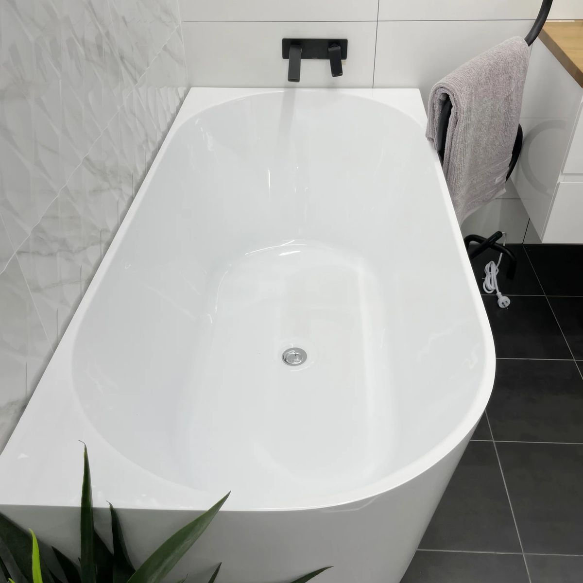 Auris 1500mm Corner Back to Wall Bathtub in Gloss White - Right Side Corner