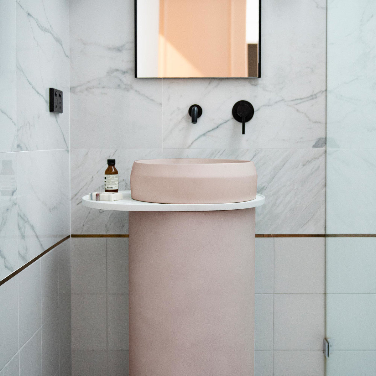 Nood Cylinder Prism Circle Basin in Charcoal