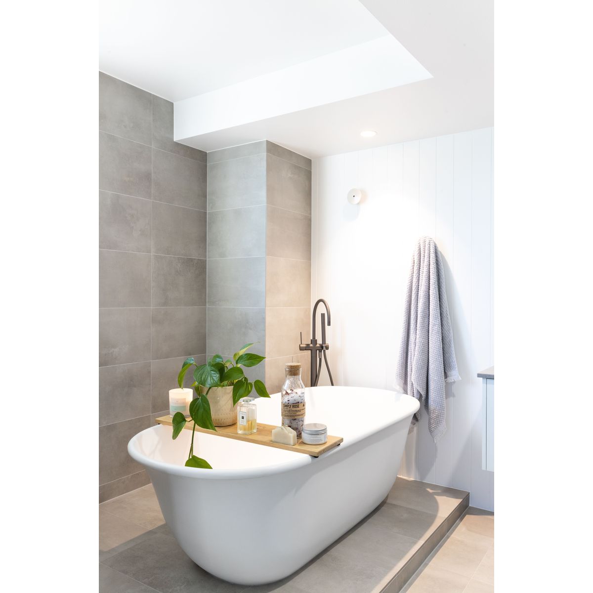 Blanche 162 Titancast Bath - Satin Silk White