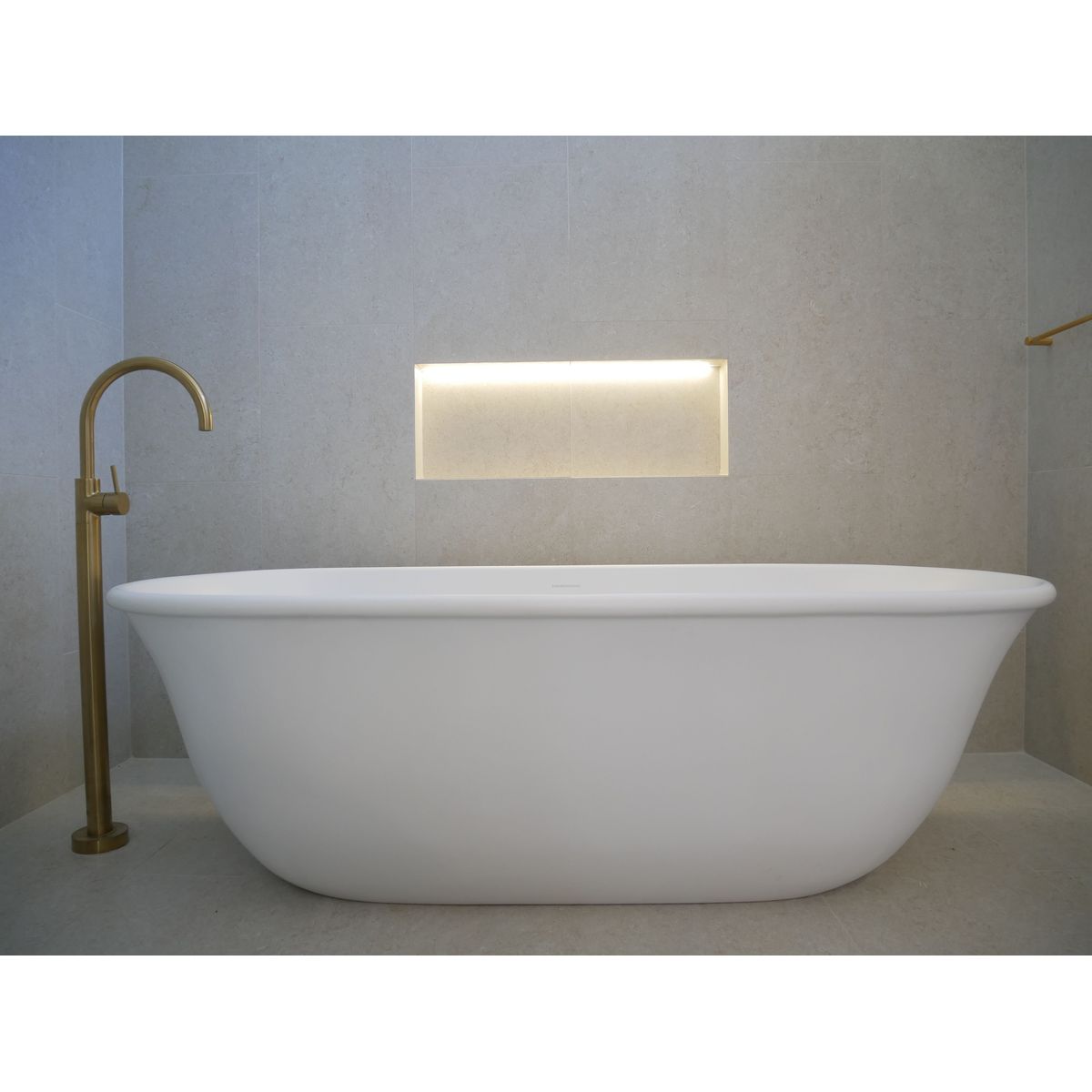 Blanche 162 Titancast Bath - Satin Silk White