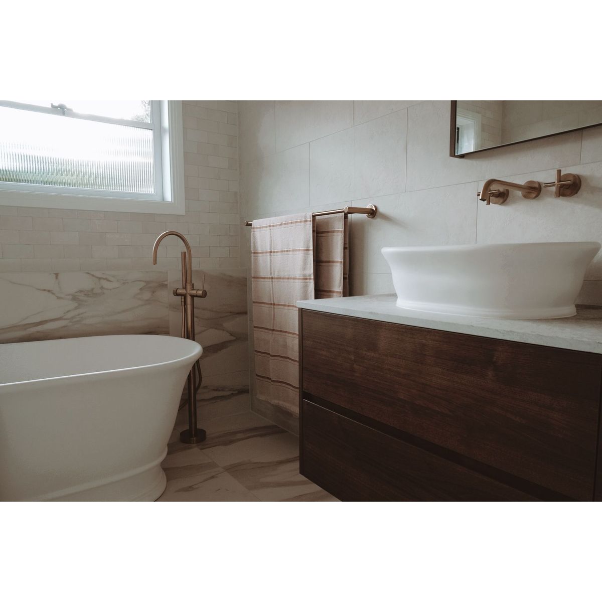 Cambridge 54X39 Titancast Basin - Gloss White