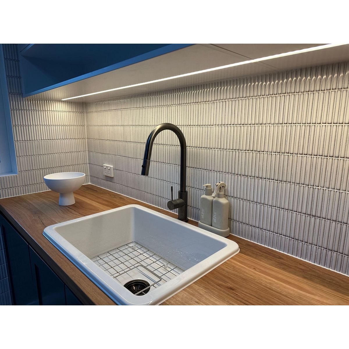 Cuisine 68X48 Inset/Undermount Fireclay Sink With Overflow