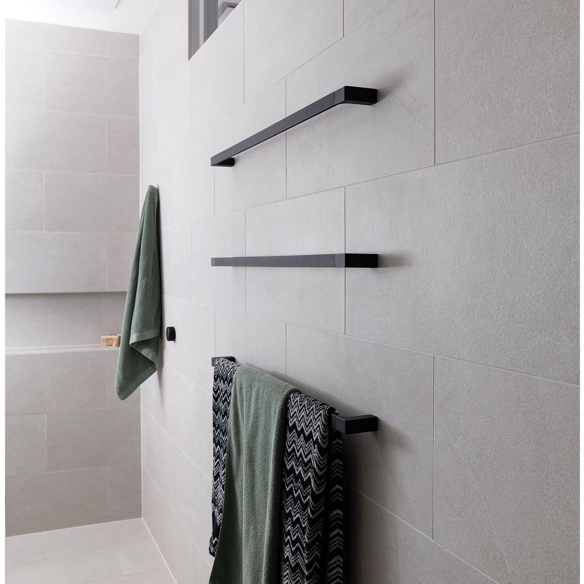 Gloss Single Towel Rail 800mm - Matte Black
