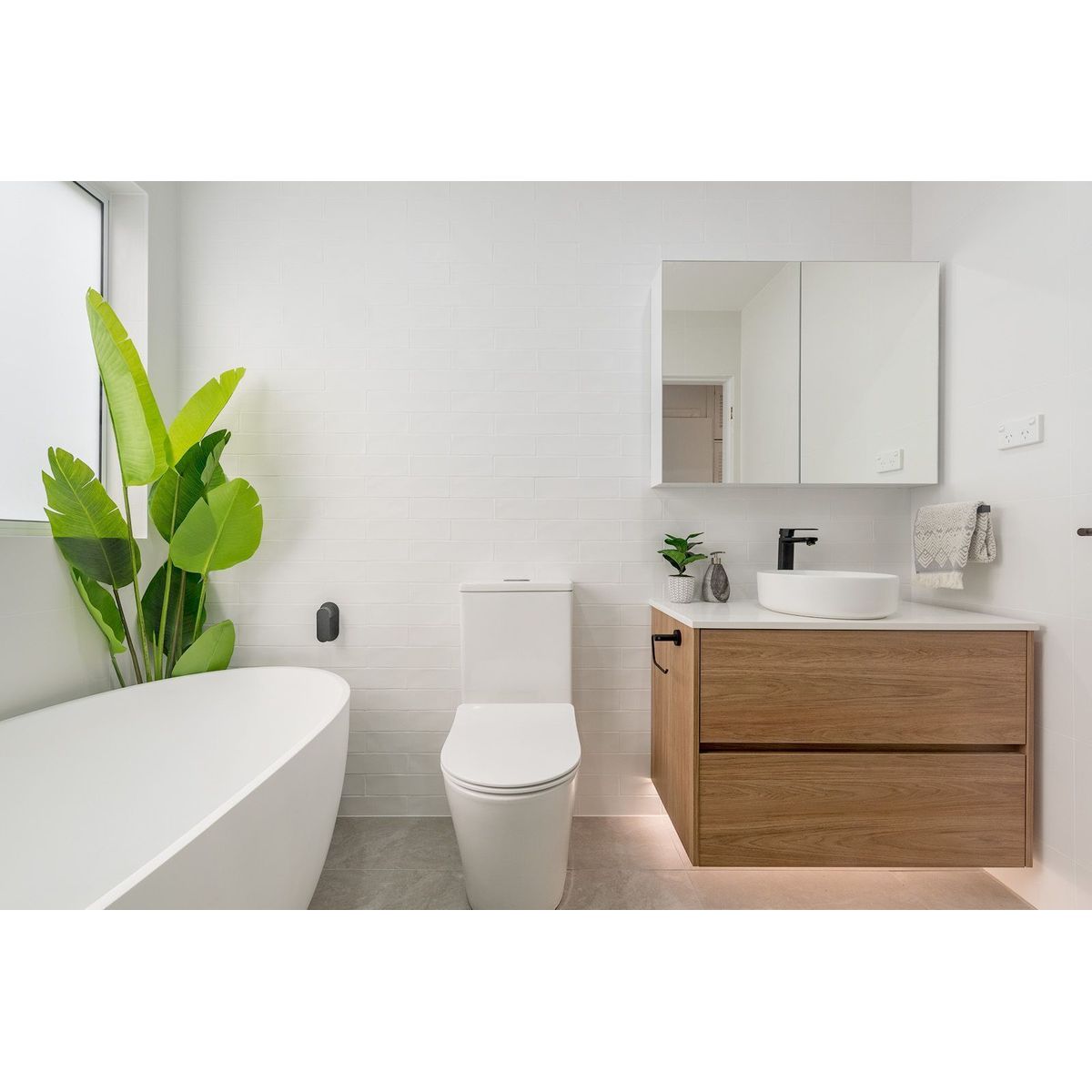 Narva Rimless Back To Wall Close Coupled Toilet Suite With Thick Seat