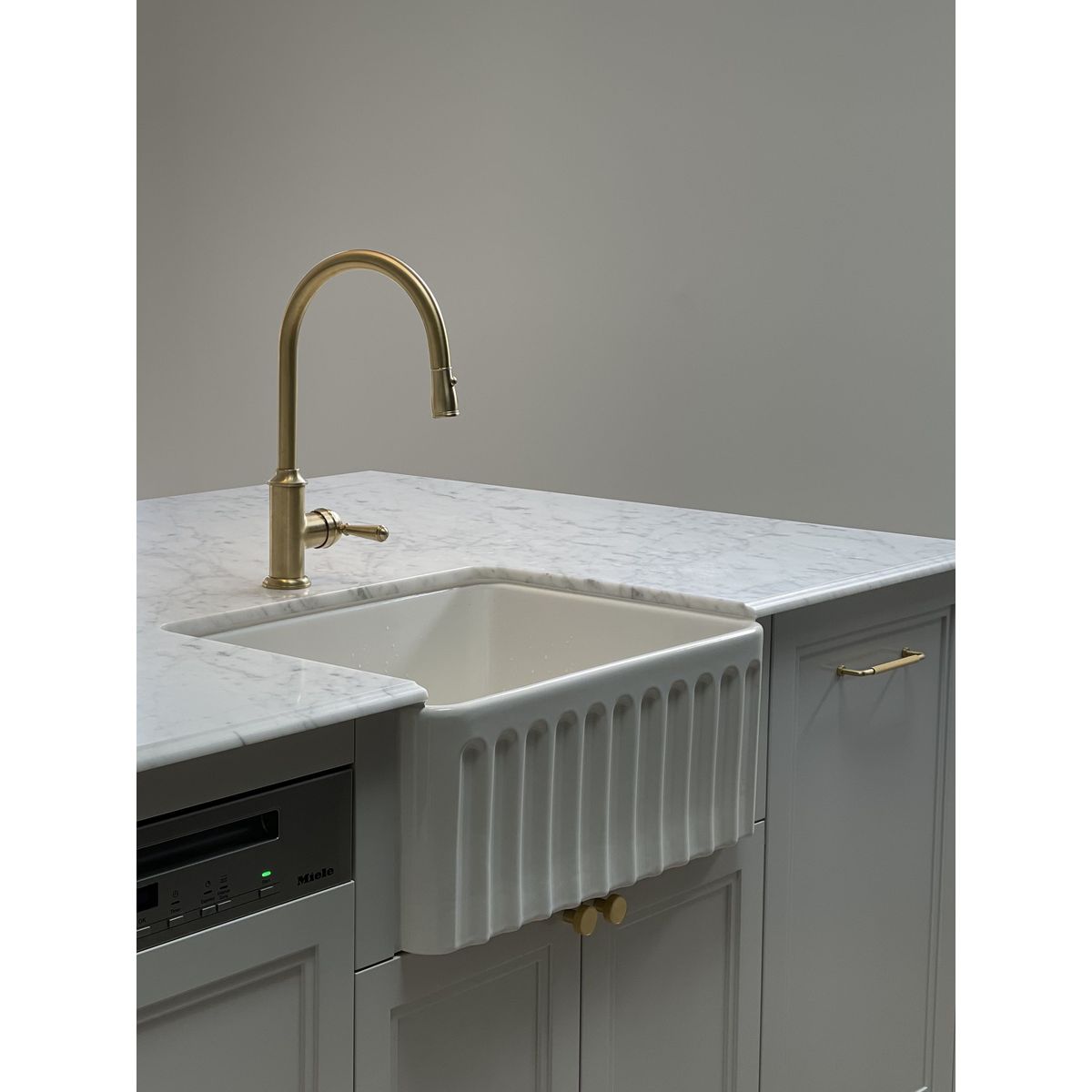 Novi 60X46 Fireclay Butler Sink - Gloss White