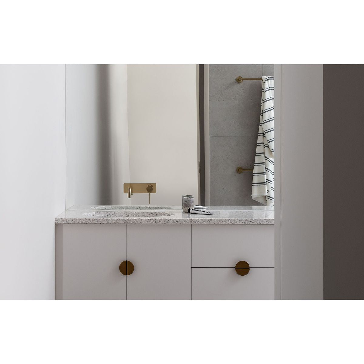 Radii Single Towel Rail 800mm Round Plate - Brushed Gold