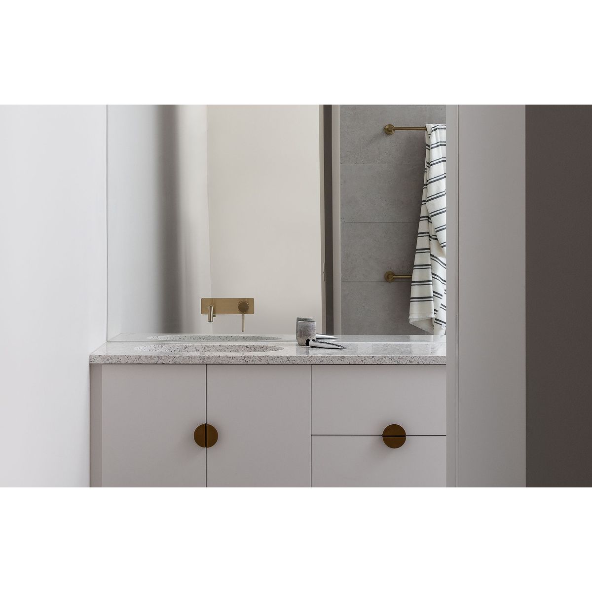 Radii Single Towel Rail 600mm Round Plate - Brushed Gold